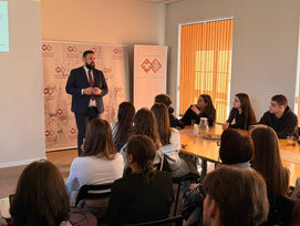 Skolēni iepazīst Latvijas Republikas Saeima darbu klātienē