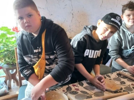 Nodarbība keramikas darbnīcā “Māla stāsti: no idejas līdz mākslas darbam”