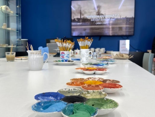 5.e klase apgūst porcelāna gleznošanas prasmes 