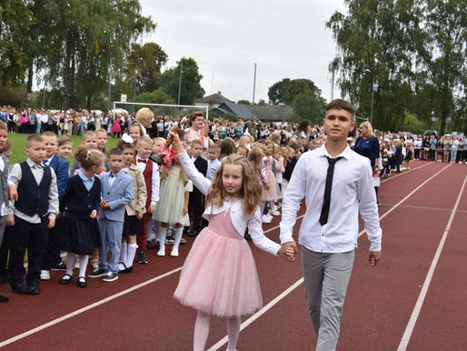 Ar dāliju pušķiem un košajām lapām ik skolā nāk septembra rīts…