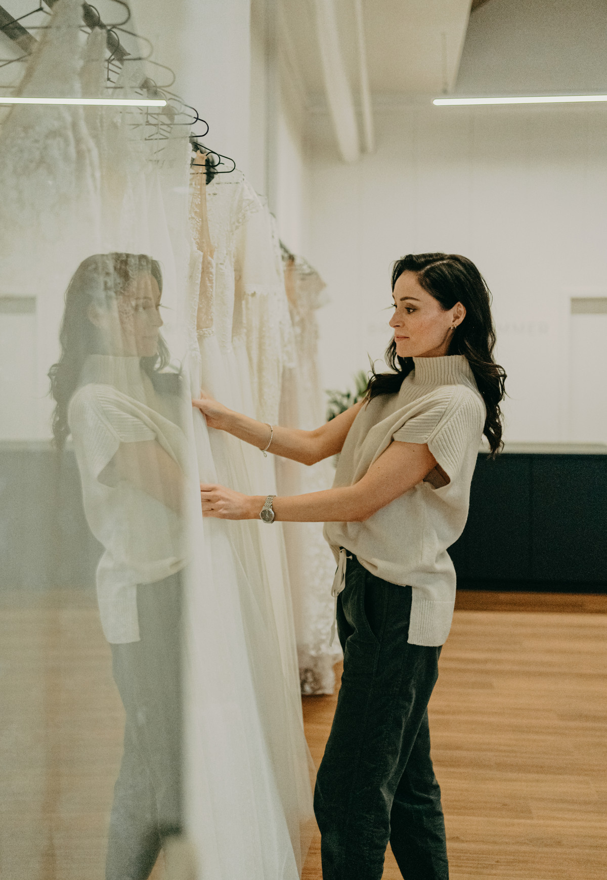 Julia Eisenkolb wählt im Brautwohnzimmer ein Brautkleid aus