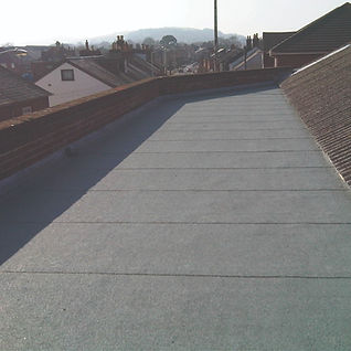 Flat roofing system with smooth surface on residential extension