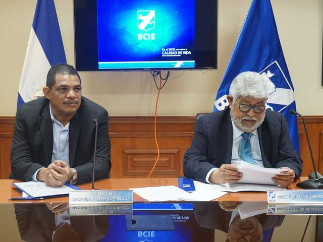Firmaron el contrato de préstamo, por el Gobierno de Nicaragua el Ministro de Hacienda y Crédito Público Iván Acosta y el Director por Nicaragua ante el BCIE, Silvio E. Conrado G.