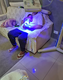 bebê em banho de luz azul para icterícia no colo do pai