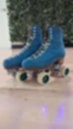 Thumbnail: Custom duo tone sparkling laces on a Cali skater's setup
