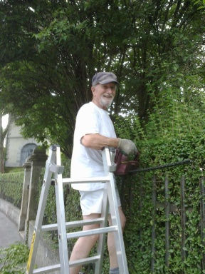 Walter Benz (88), Bewirtschafter des Albishof, beim Heckenschnitt