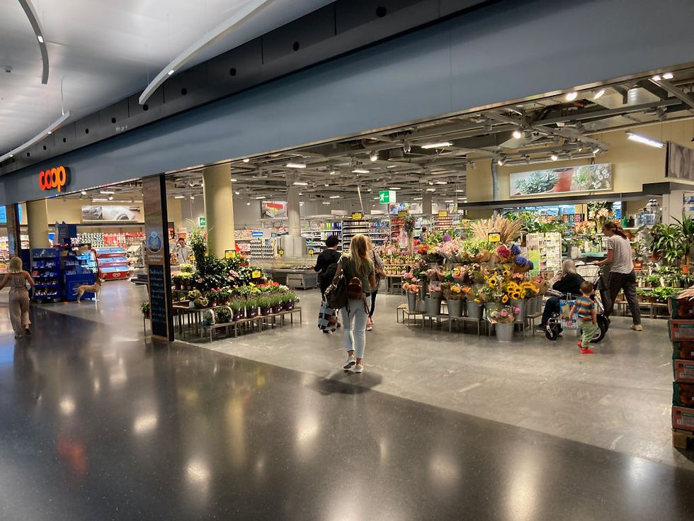 Zwischen Kiosk (links) und Blumenabteilung soll die neue Post Sihlcity stehen