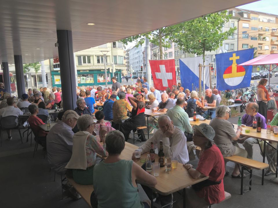 Diesmal wird an der Schmiede Wiedikon lockerer gesessen als am 1. August 2019