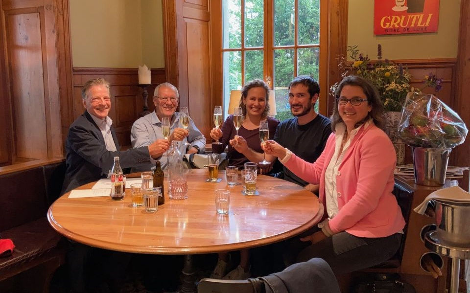 Anstossen am Falken-Stammtisch auf das 1000. und das 1001. Mitglied des Quartiervereins
