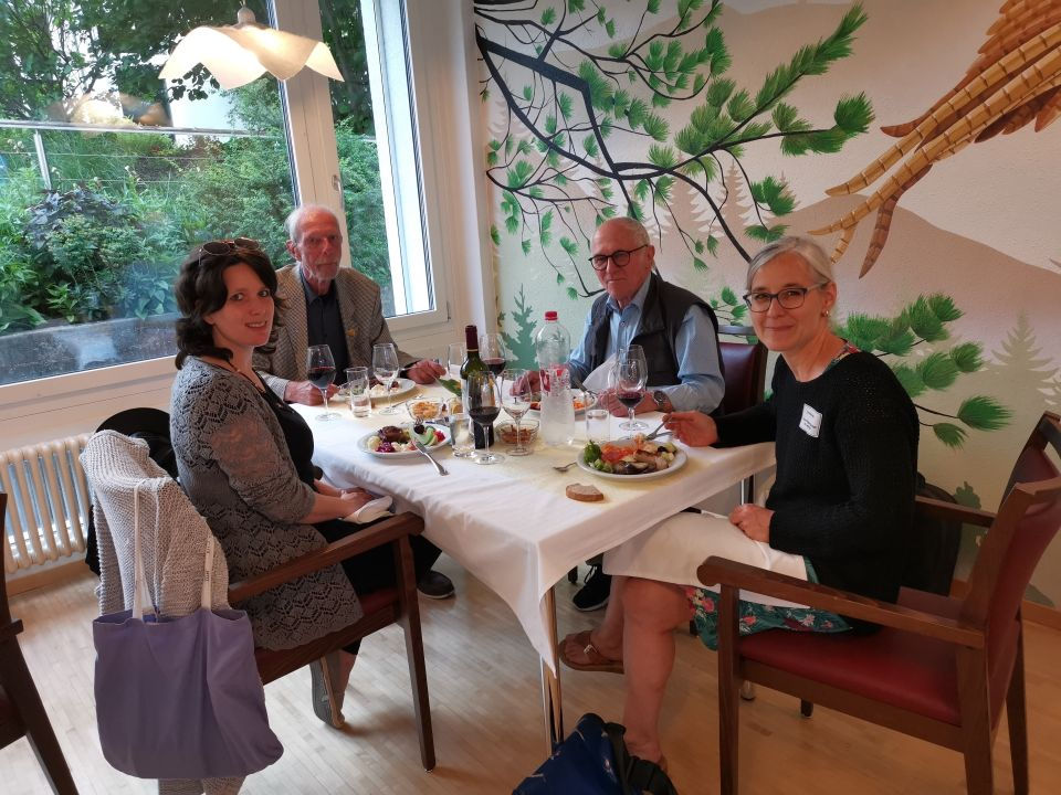 Von links: Nicole Stehli und Niggi Schwald (beide Theaterverein Schräge Vögel), Richard Helbling und Ursula Sintzel (beide Freya Pflegewohngruppe)