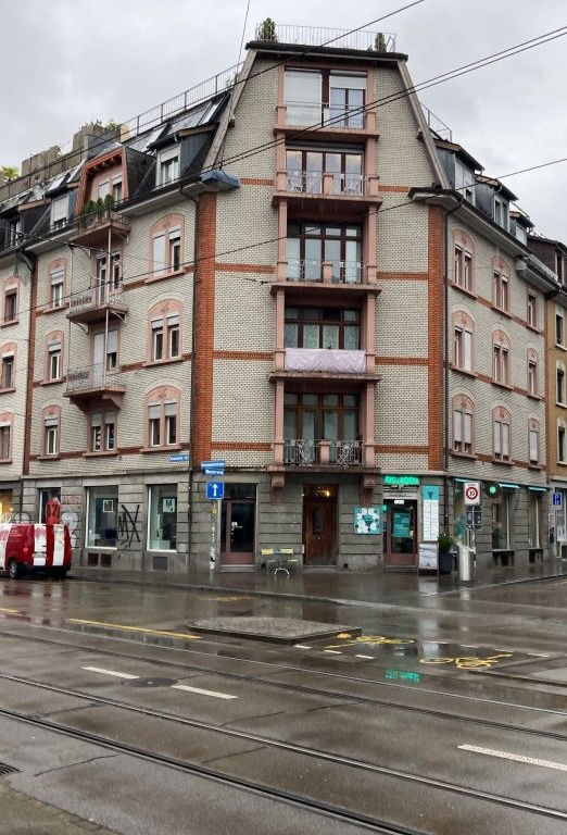 Hier an der Ecke Weststrasse/Birmensdorferstrasse liegt das Atelier 079