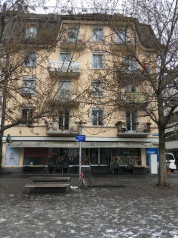 Auch in diesem Haus am Brupbacherplatz hat der Vermieter auf eine Sanierung verzichtet, um die alten günstigen Mietzinsen zu belassen