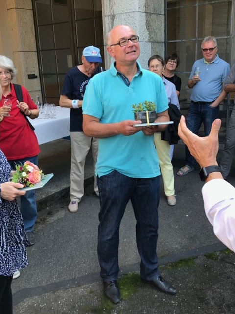 Die beiden kundigen Friedhofsführer Meret Tobler und Walter Steinmann erhalten ein kleines Geschenk des Quartiervereins