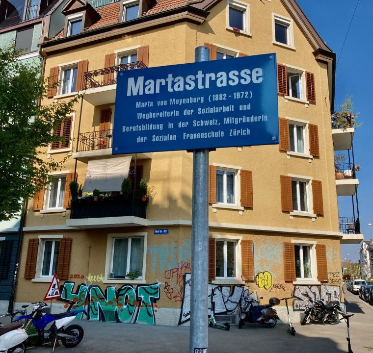 Die Hinweistafel zu Marta von Meyenburg hängt am Beginn der Martastrasse am Anny-Klawa-Platz