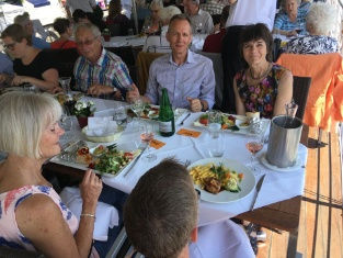 Zufriedene Gesichter beim Mittagessen. Von rechts: Brigitte Pfiffner, Floris Tschurr, Hans Gisler, Monika Egli. Im Vordergrund links Brigitte Hegetschweiler und Eveline Hänzi (Hinterkopf)