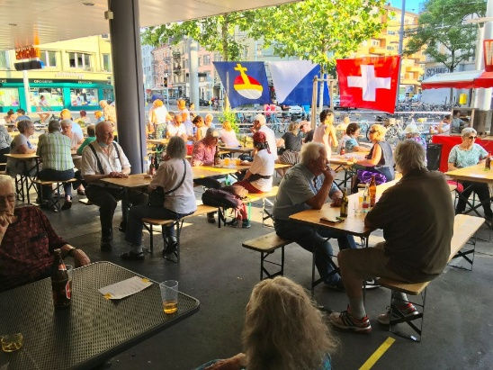 Grössere Sitzabstände bei der 1. Augustfeier 2020 im Kreis 3