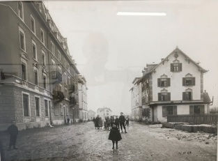 Goldbrunnenstrasse an einem nasskalten Novembertag 1907. Blick von der Höhe Goldbrunnenplatz aus in Richtung Friedhof Sihlfeld, links die Häuser Nr. 115-121, rechts im Vordergrund Haus Nr. 118, in der Mitte hinten Nr. 138.