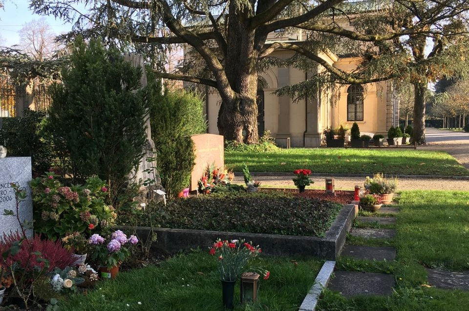 Einzelne Gräber liegen in unmittelbarer Nähe der privat vermieteten Wohnung beim Friedhofseingang