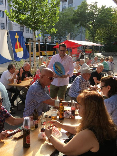 Rasch füllen sich nach 17 Uhr die Festbänke und Tische auf dem Migros-Vorplatz