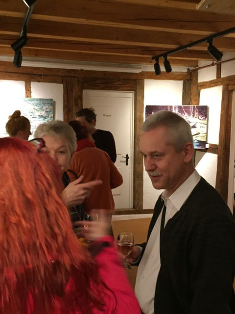 Der Künstler AJAR (Heinz Ruf) im Gespräch mit Besuchern