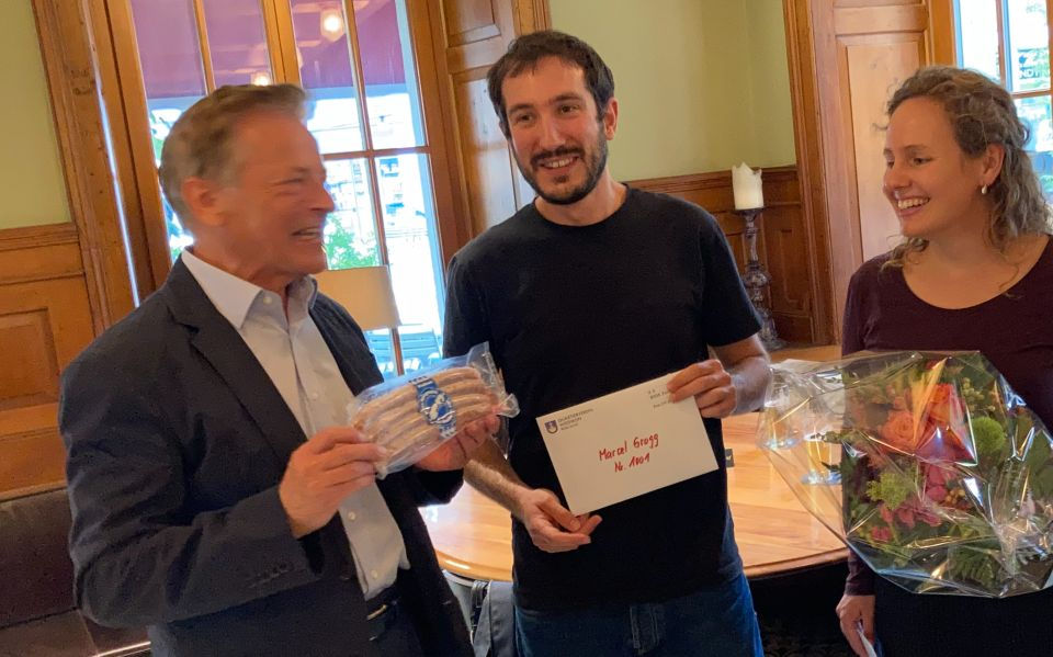 Andreas übergibt ihnen die stadtbekannten «Wiedikerli» von der Metzgerei am Manesseplatz