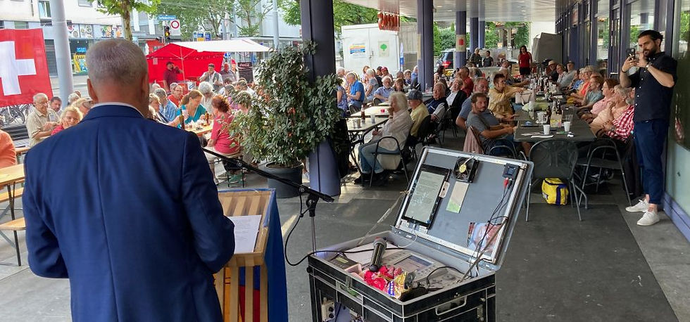 Hanspeter Fehr spricht sich in die Herzen seiner Zuhörerinnen und Zuhörer