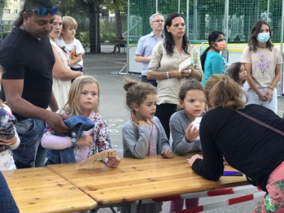 Fröhliches Kinder-Kino beim Schulhaus Aegerten