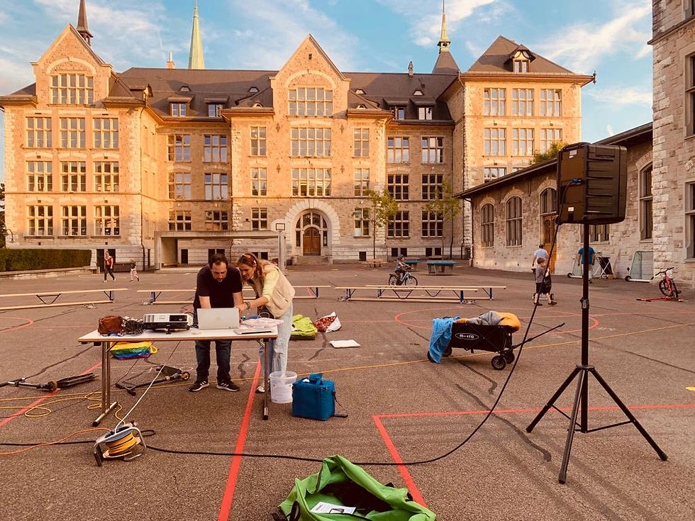 Bereits am Nachmittag bereiten Jann Burgstaller und Anna Siegrist beim Schulhaus Bühl das Freilichtkino vor