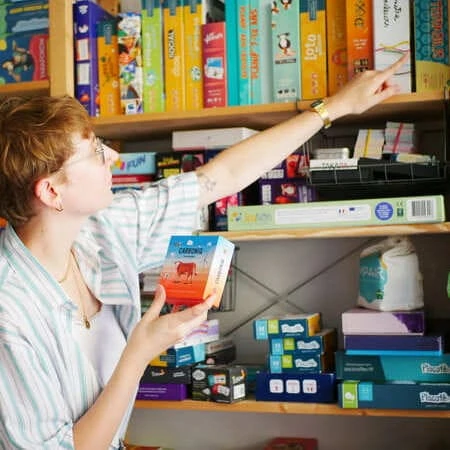 Un expert désclic choisit des jeux de notre catalogue sur une étagère