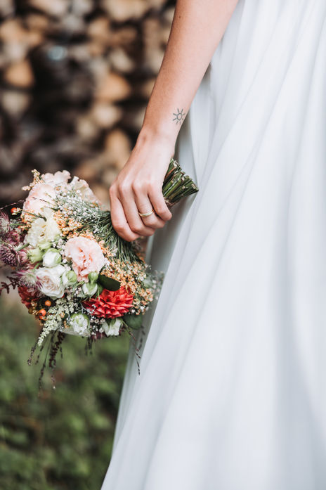 Detailfoto vom Brautstrauss mit wilden Bergblumen