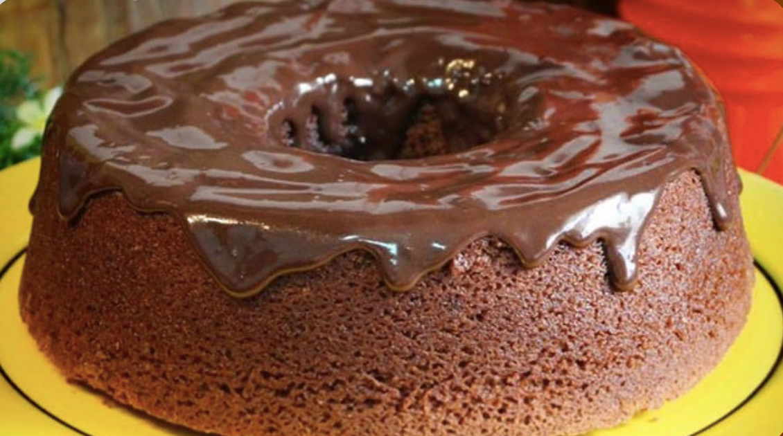 Bolo de chocolate com cobertura