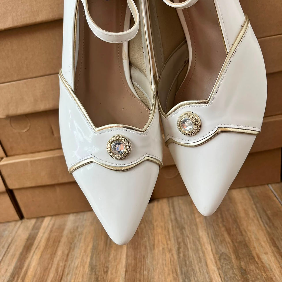 Miniatura: Scarpin Branco Verniz c/ Botão Dourado e Fivela - Salto Gota 2,5cm