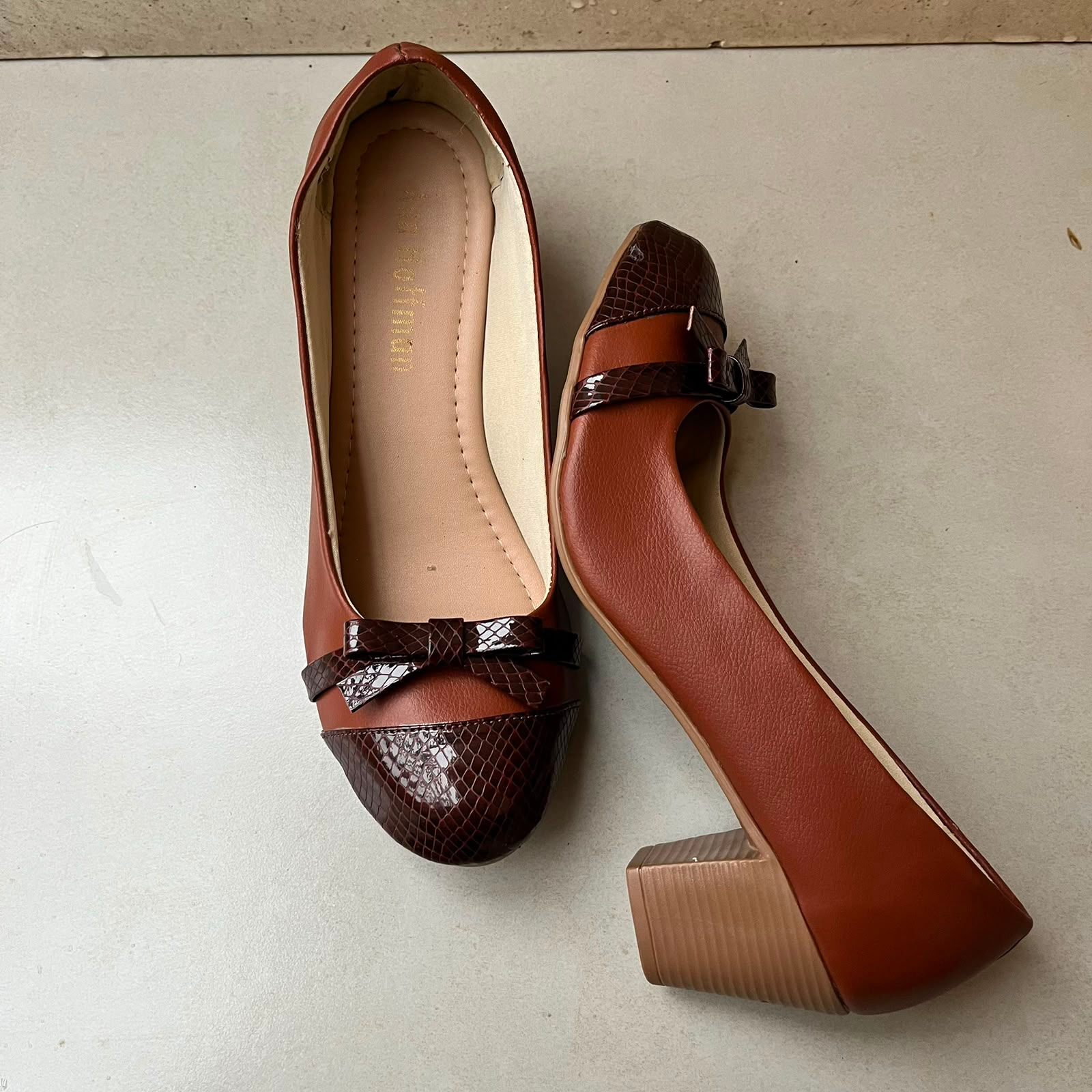 Scarpin Marrom c/Bico Redondo e Textura envernizada - Saldo Bloco 4,5cm