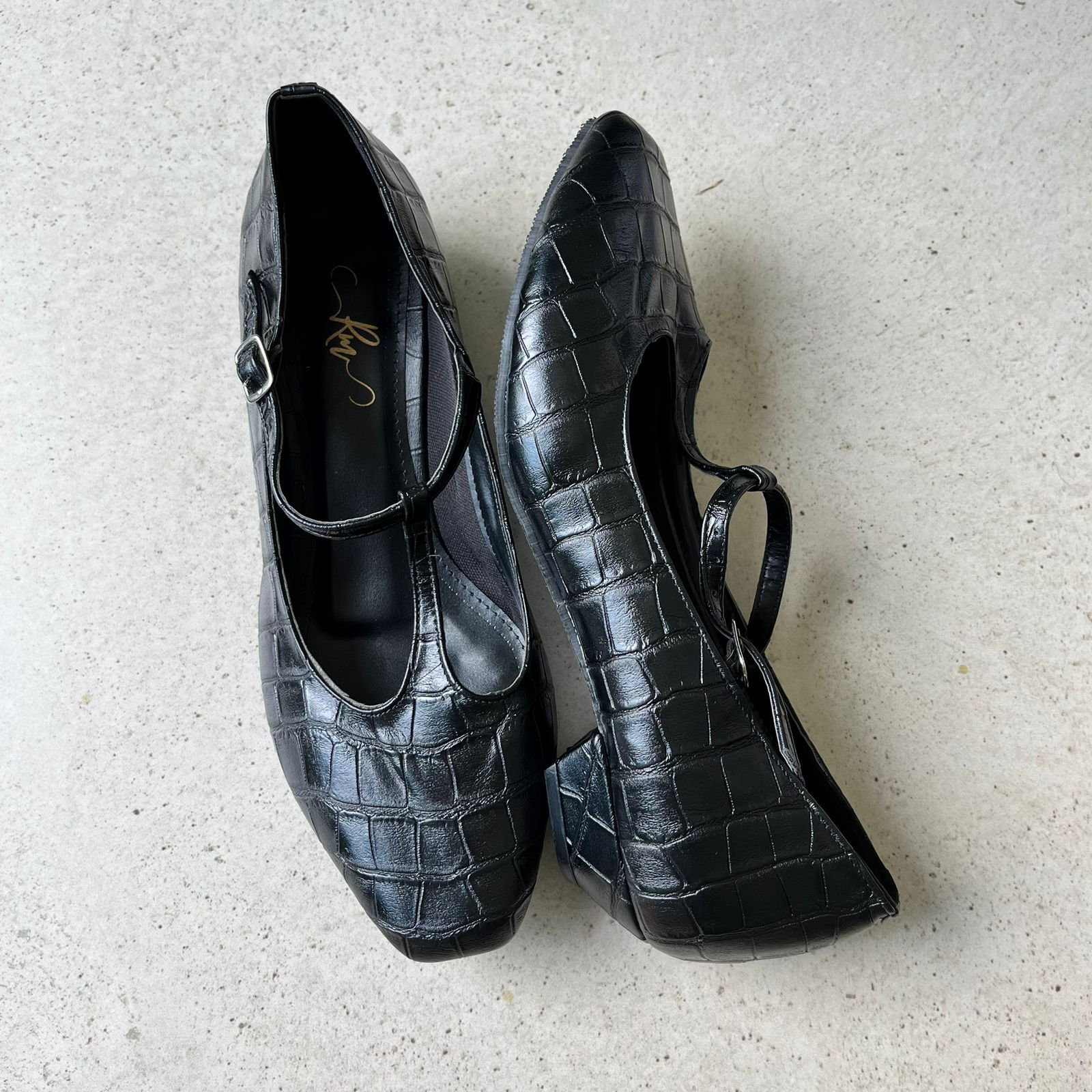 Scarpin Preto Craquelado c/ Tira - Salto Bloquinho 2cm