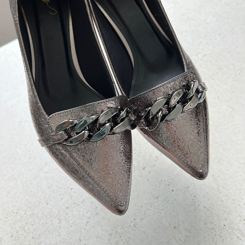Miniatura: Scarpin Croco Grafite c/ Fivela Prateada - Salto Gota 2,5cm