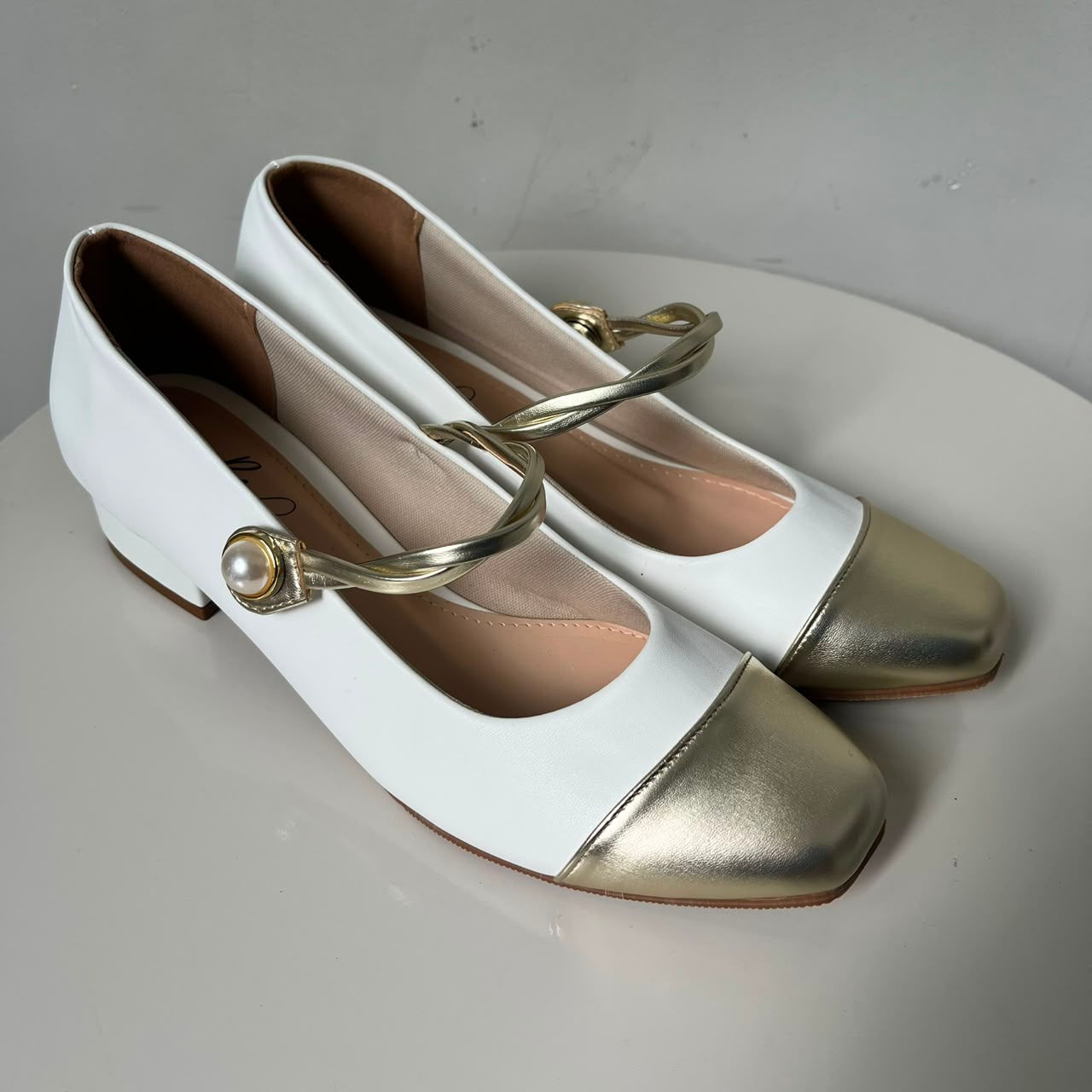 Scarpin Branco c/Ponteira Dourada - Salto Bloco 3cm
