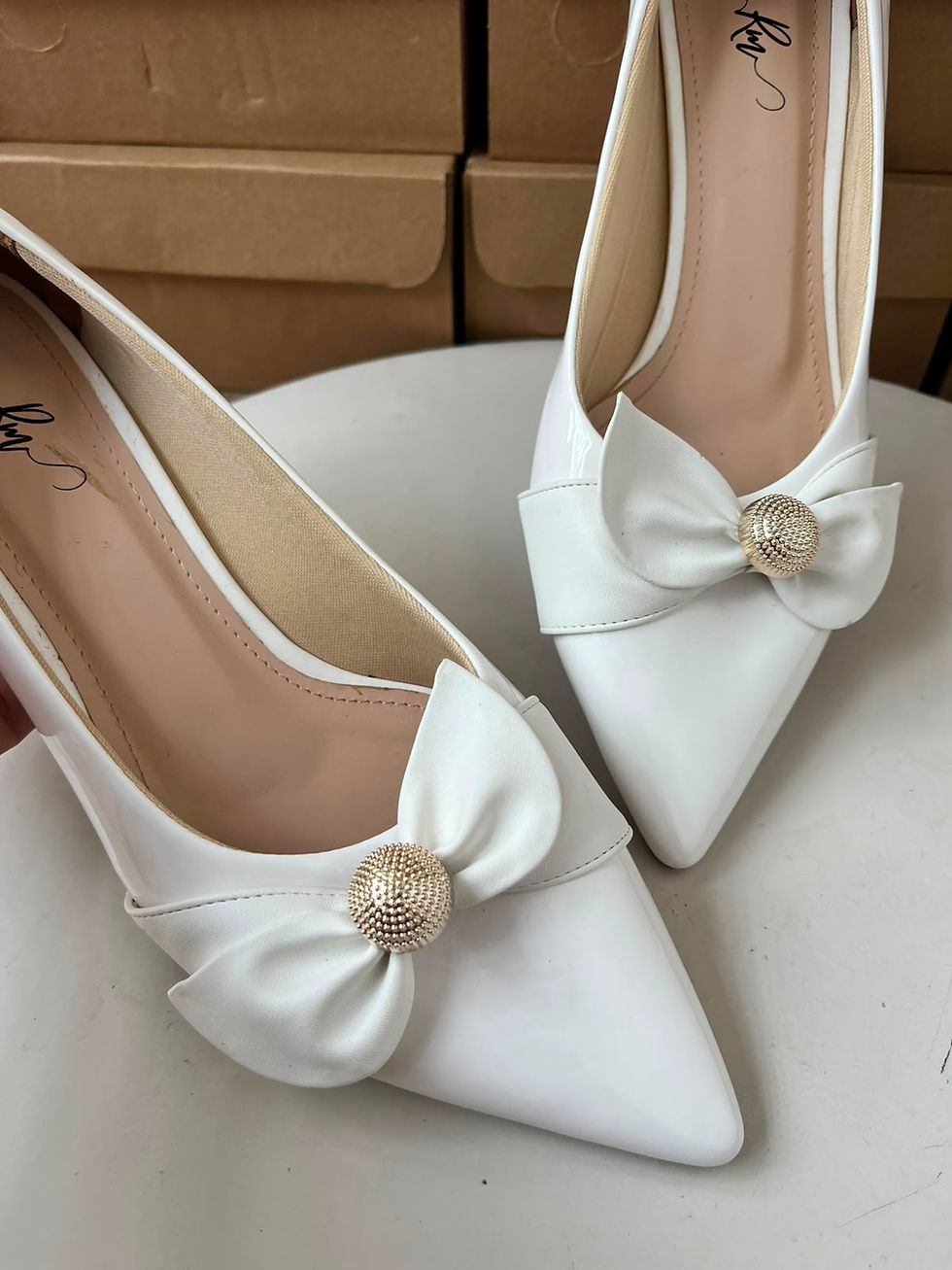 Miniatura: Scarpin Branco Fosco c/ Laço Detalhe Dourado - Salto Mini 1,5cm