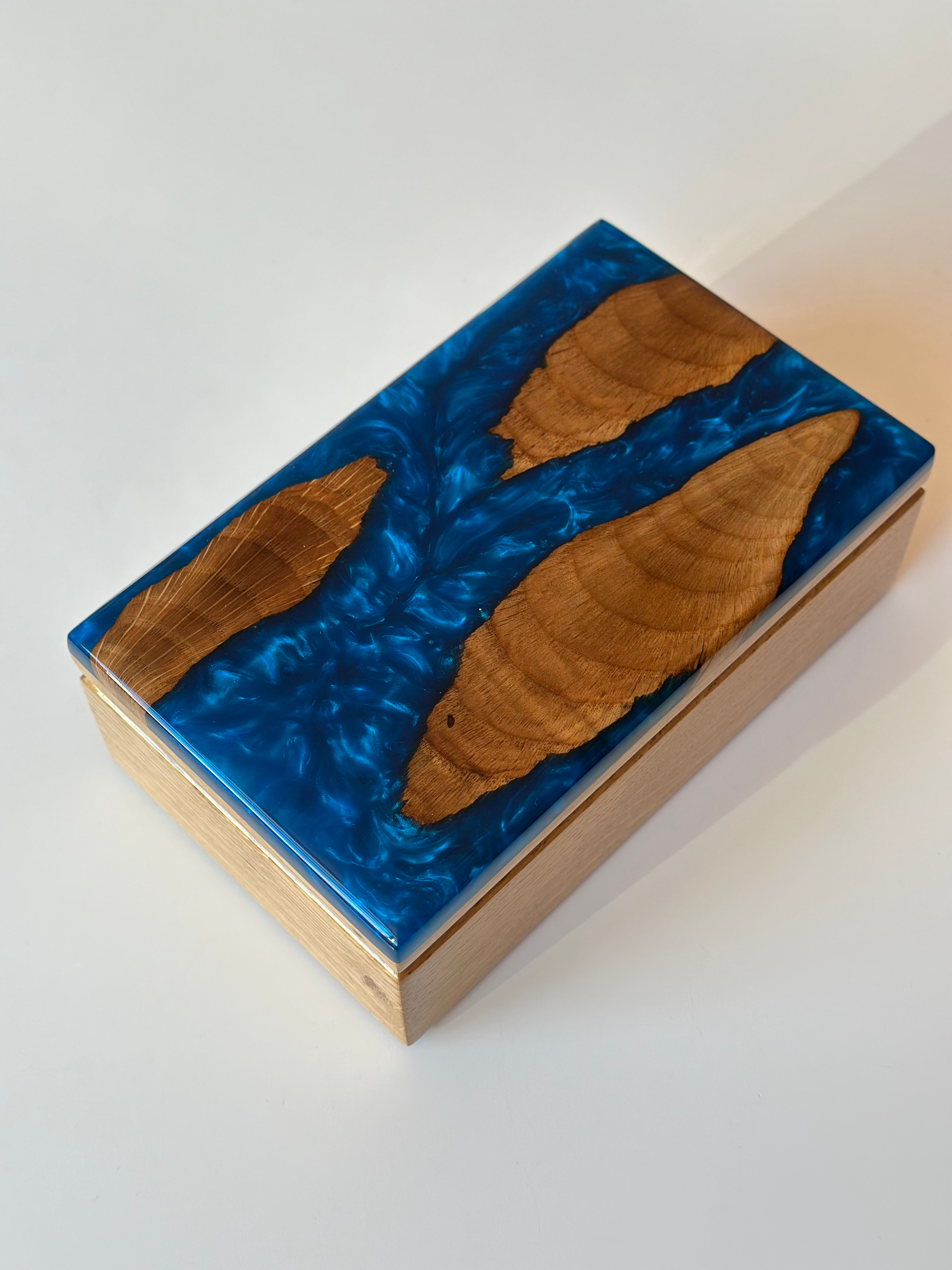 Скринька зі світлого дуба, блакитна з перламутром