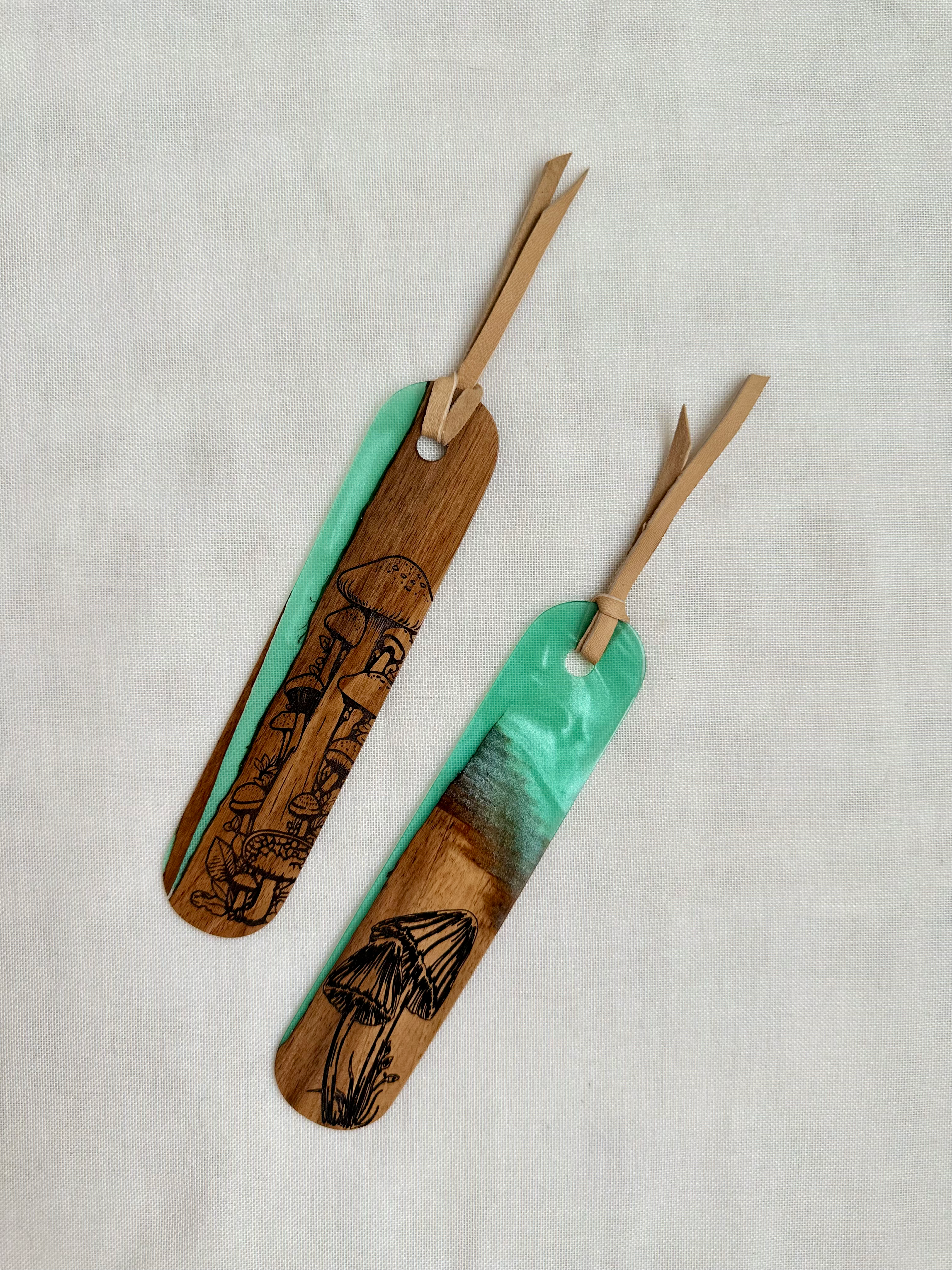 Закладка з горіха з грибочками та зеленою смолою