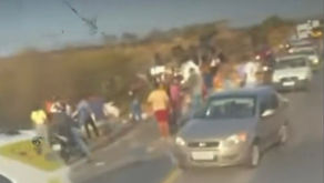 Acidente na BR-230 em Soledade (PB), envolve caminhões e carros de passeio