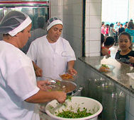 Merendeiras que prestam serviço nas escolas do Estado entram em greve por atraso nos salários