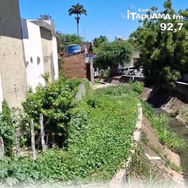 Moradora do Centro reclama de lixo e matagal em frente de casa. Secretaria diz que problema será solucionado na sexta (02)