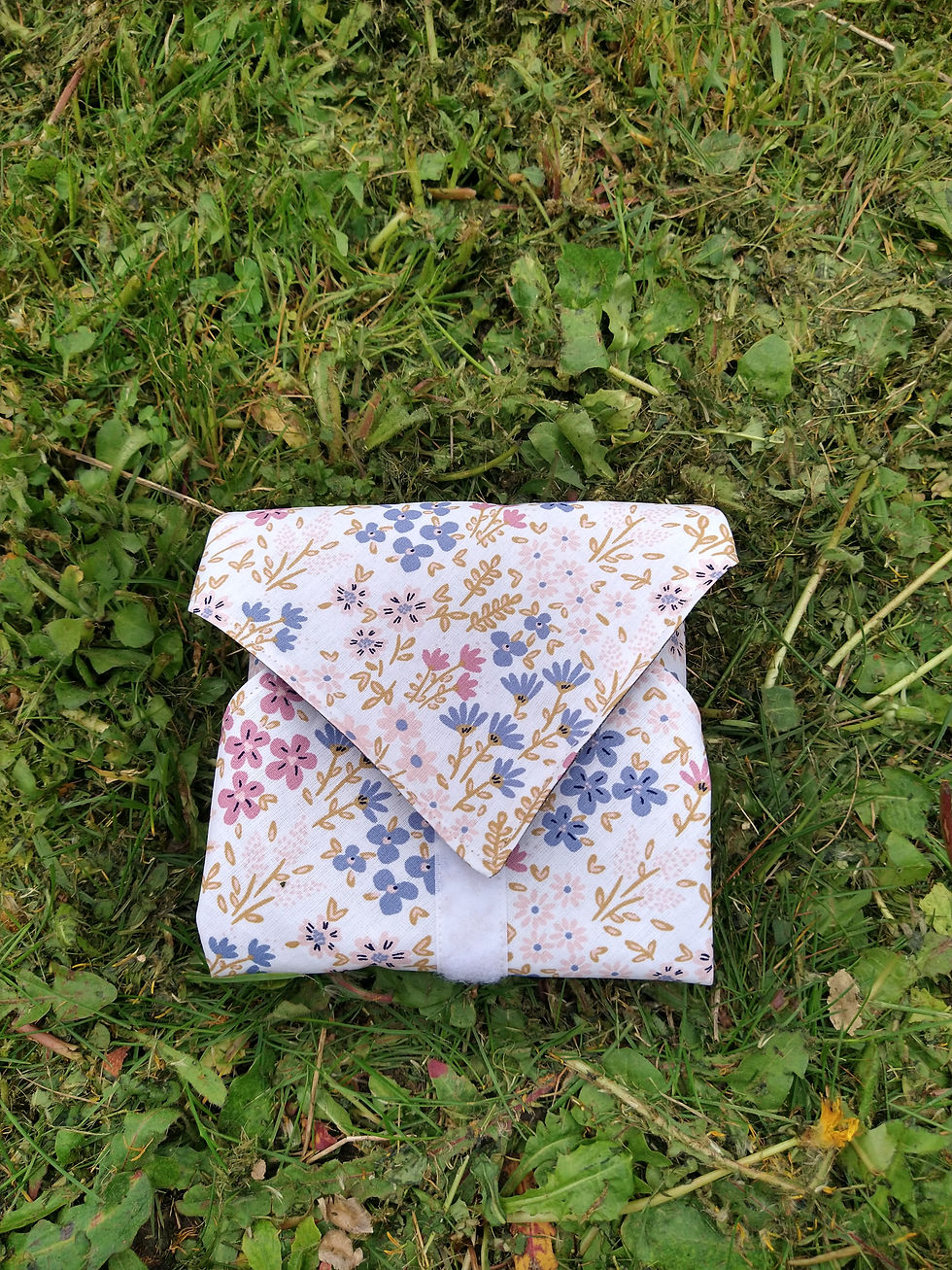 Miniature : emballage à sandwich plié et posé sur l'herbe