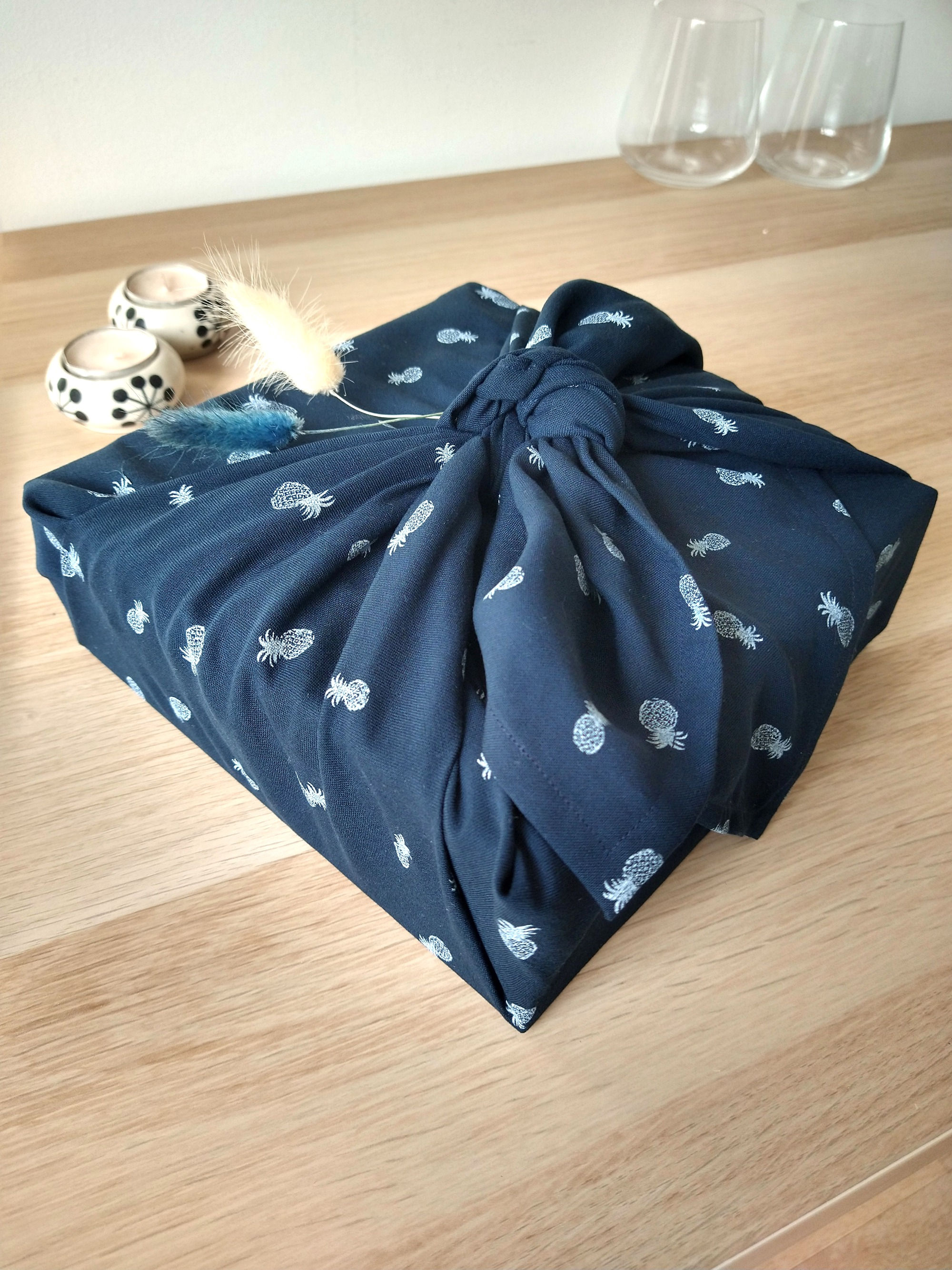 furoshiki bleu motif ananas, emballage cadeau ecologique réutilisable en tissu cousu main par Libeloola