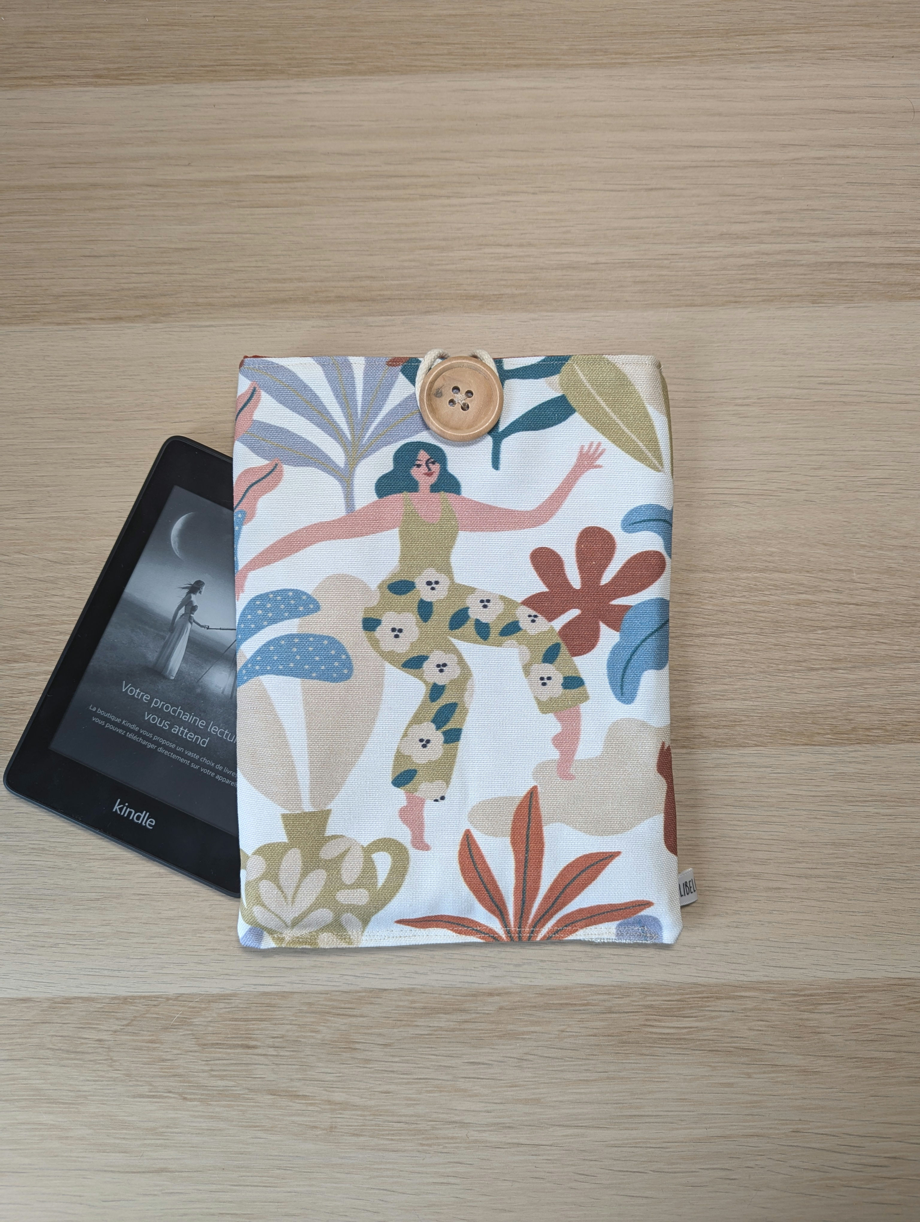 Pochette à livre ou liseuse numérique samba, motifs femme qui danse style tropical, cousue main et molletonnée par Libeloola