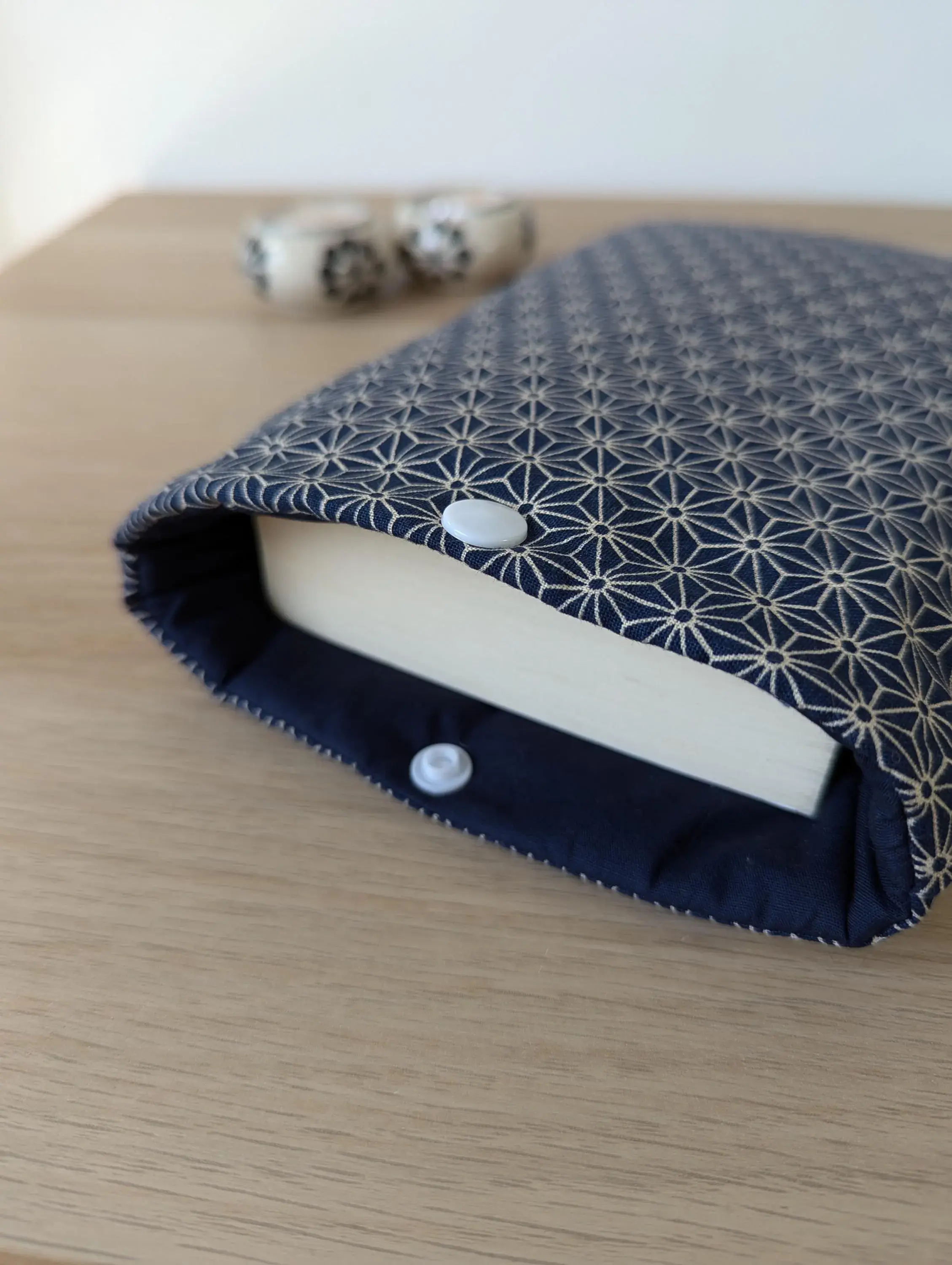 pochette à livre ou liseuse inspiration japonaise motifs étoiles geometriques
