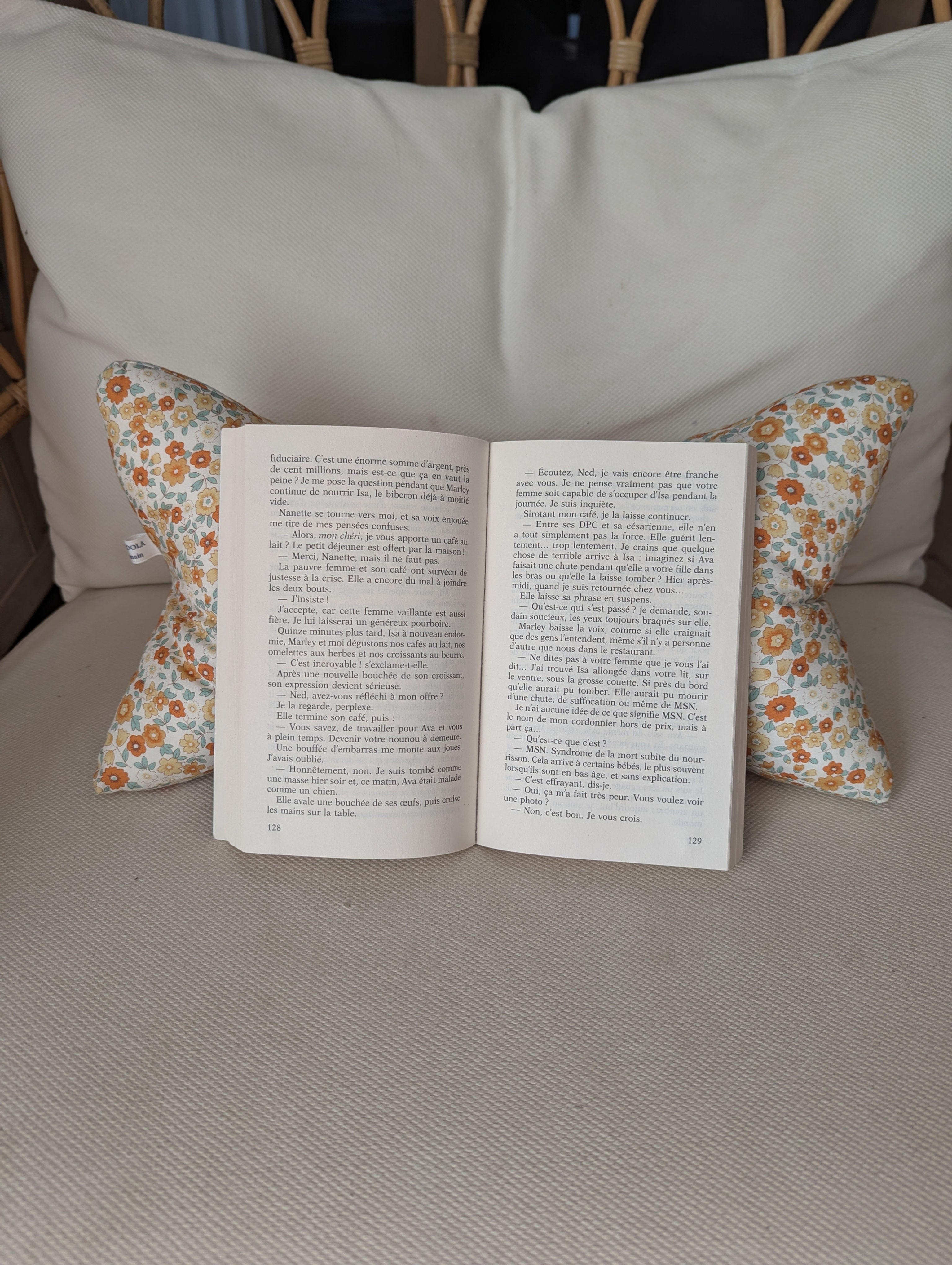 Coussin support pour livre fleurs jaunes