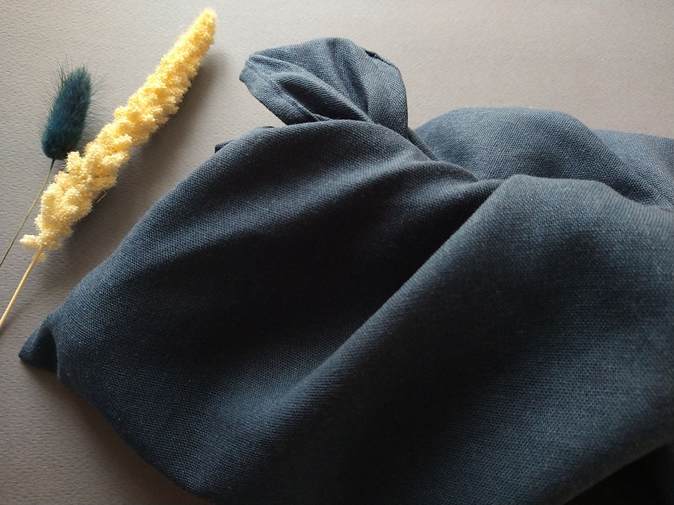 Miniature : détail d'un sac bento en lin bleu fermé cousu main par libeloola