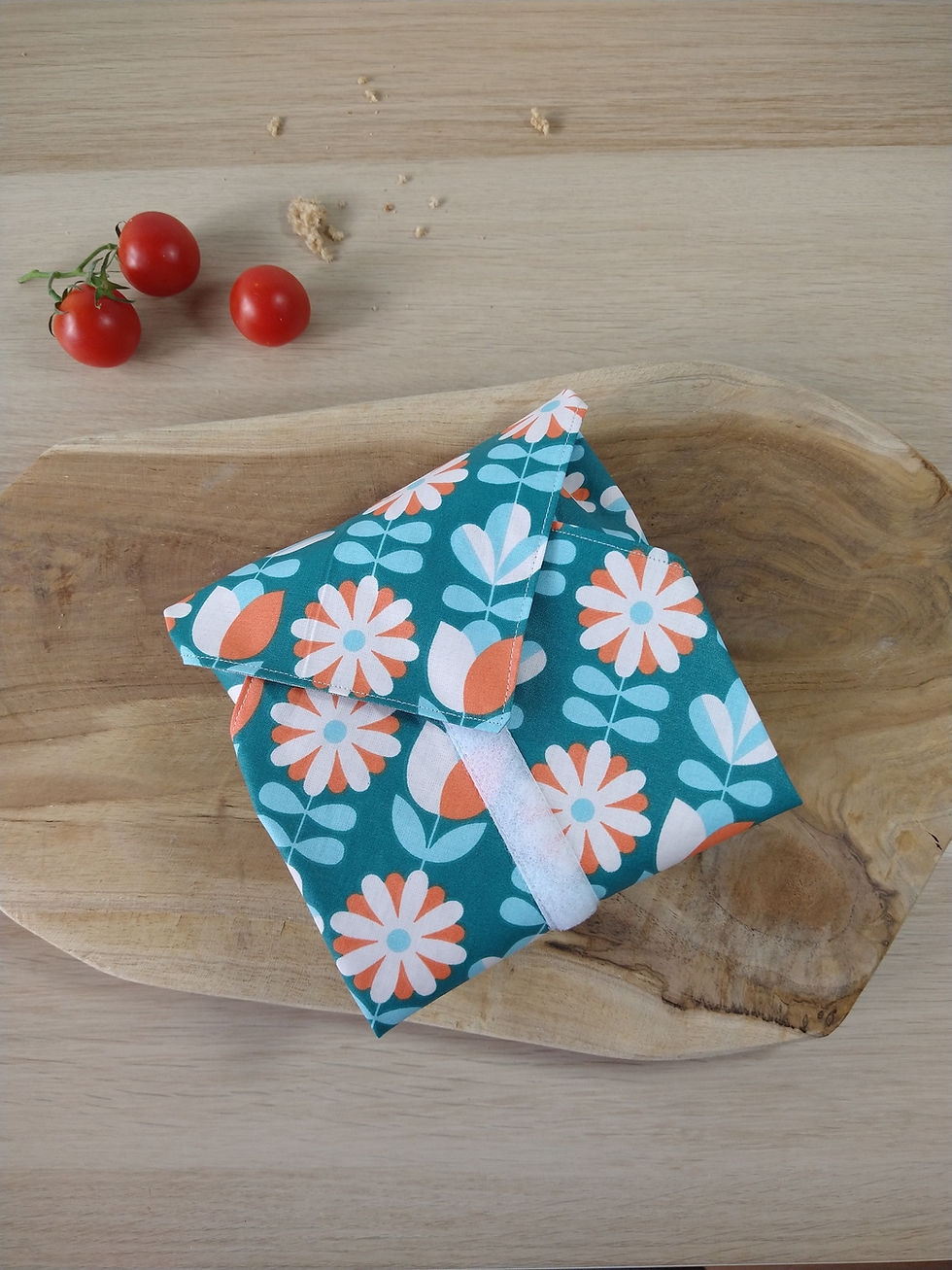 sandwich pain de mie emballé dans étui réutilisable aux motifs de fleurs oranges et vertes