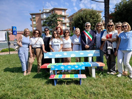 Giardino del Rispetto: gli alunni della Leopardi inaugurano una nuova panchina